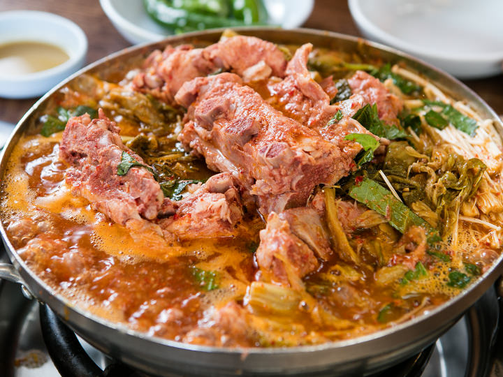 カムジャタン 豚背肉煮込み鍋 韓国料理 グルメガイド 韓国旅行 コネスト