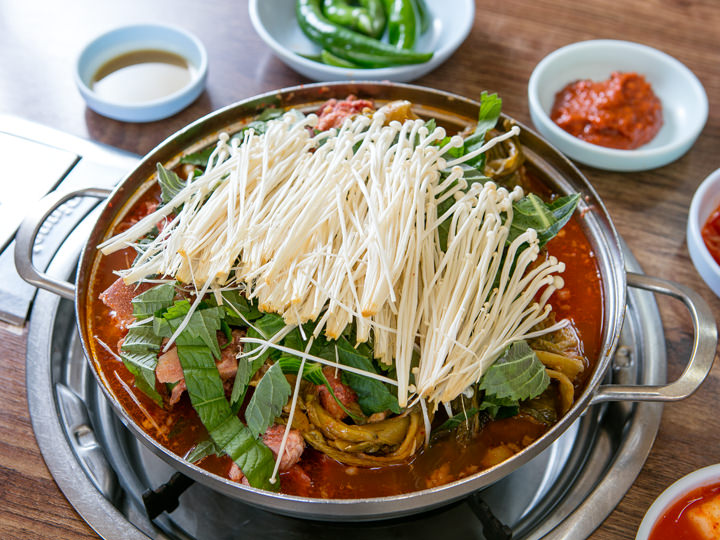 カムジャタン 豚背肉煮込み鍋 韓国料理 グルメガイド 韓国旅行 コネスト