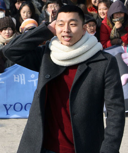 短髪姿で照れるコン ユ 韓国の芸能ニュース 韓国旅行 コネスト