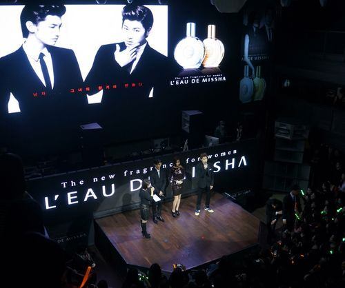 東方神起、女性用香水の発売記念イベントを開催 | 韓国の芸能ニュース