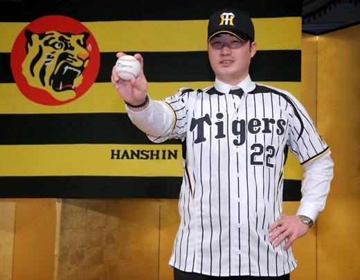 阪神タイガース オスンファン 呉昇桓 #22 グローブ 実使用 デサント製 元阪神・呉昇桓が8年ぶりに宜野座に登場 - サンスポ