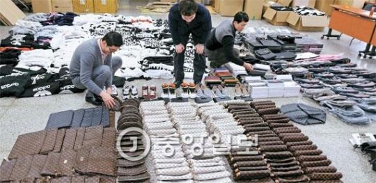 写真】SNS通じて偽ブランド品売りさばき“御用”＝韓国・釜山