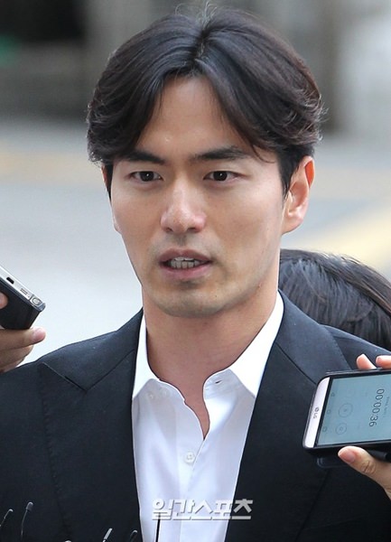 俳優イ ジヌク 性的暴行容疑で警察に出頭 韓国の政治ニュース 韓国旅行 コネスト 俳優イ ジヌク 性的暴行容疑で警察に出頭 韓国の政治ニュース 韓国旅行 コネスト