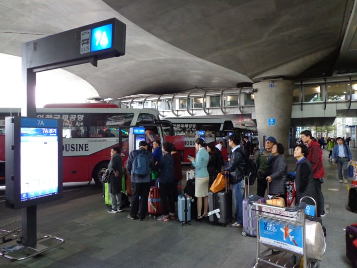 仁川国際空港のリムジンバス乗り場の様子(KONEST)