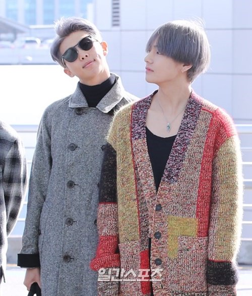 Btsブイとrmの空港ファッション の写真 韓国ソウルの芸能ニュース 韓国旅行 コネスト