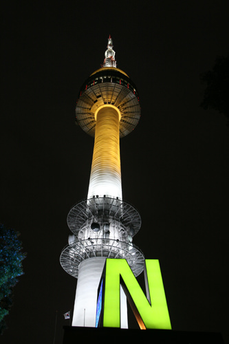 Nソウルタワーの黄色の照明