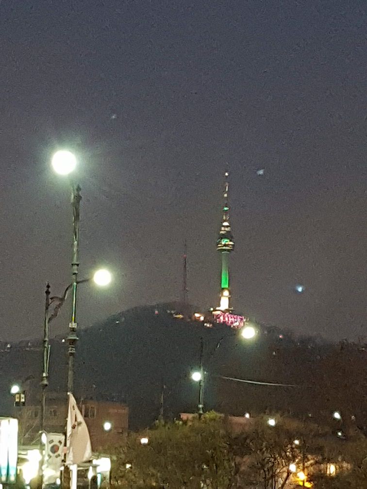 遠くから眺める緑色の照明のＮソウルタワー