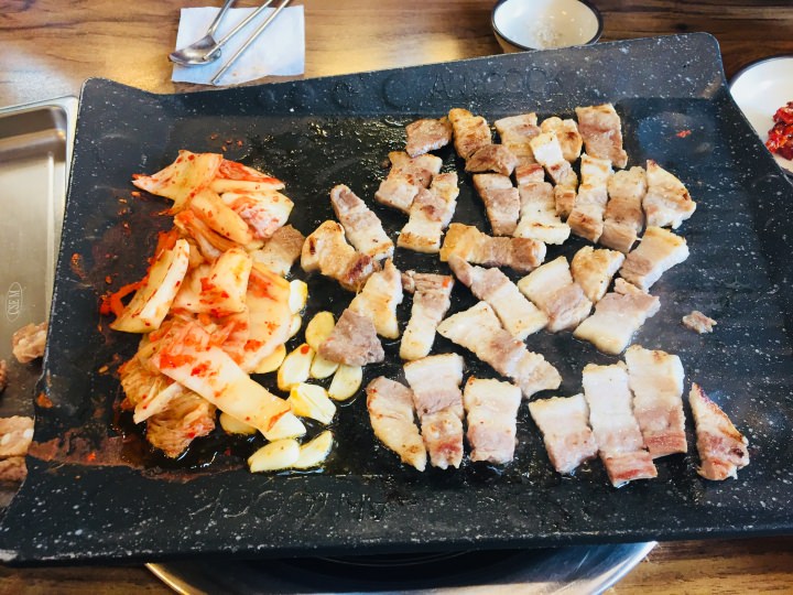 「洪川牧場センコギ」のサムギョプサル