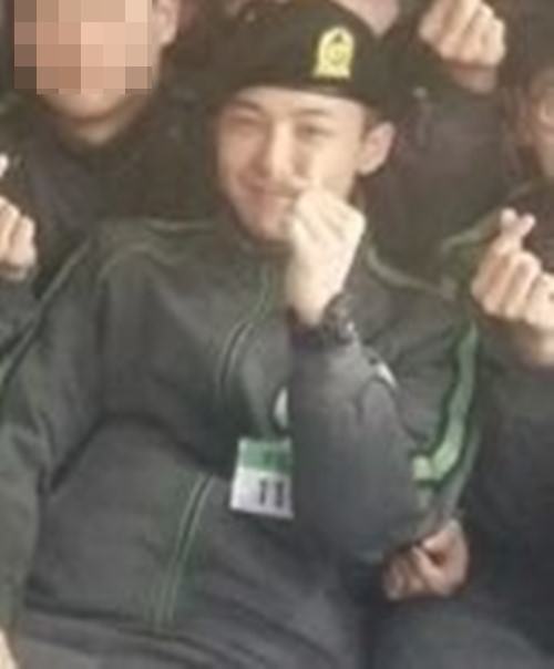 G Dragon 明るい笑顔で新兵教育隊から届けた指ハート 韓国の芸能ニュース 韓国旅行 コネスト