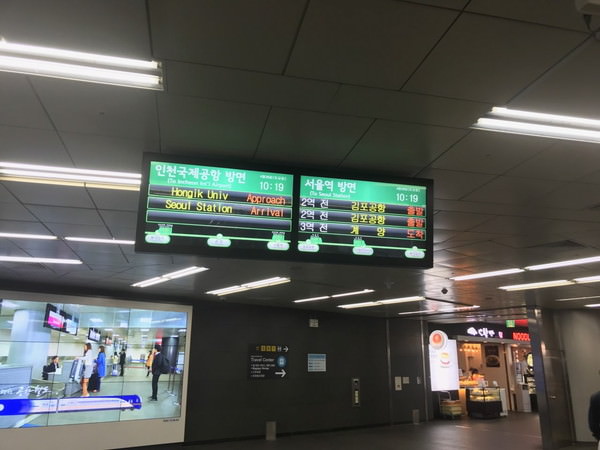弘大入口駅の乗り換え通路に設置された案内板(写真＝KONEST)