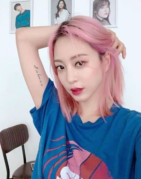 ハン イェスル 金髪 ピンクへヘアカラーチェンジ 韓国の芸能ニュース 韓国旅行 コネスト