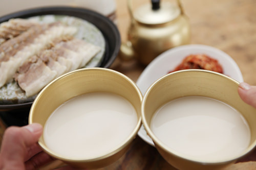 夜はマッコリ居酒屋で乾杯してみては？