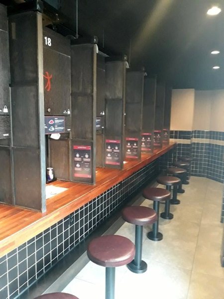 V.Iさんの日本ラーメン店「アオリ」、客足途絶えて店内はガラガラ