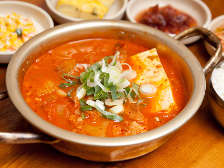 韓国でランチの定番といえるチゲ類は、おかずもついて700～800円程度で食べられる