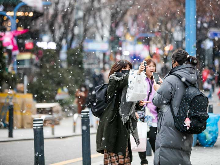 久しぶりの雪を撮影する人も