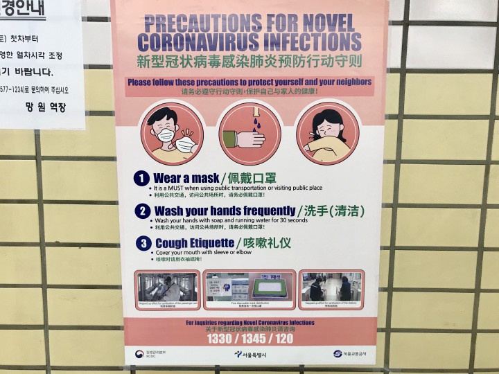 ピンク色のポスターは主に外国人向けに英語・中国語の２か国語で表示