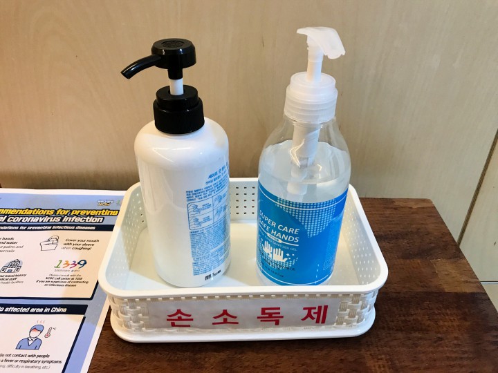 「手・消毒剤」と書かれたアルコール消毒剤を置く店舗も増加