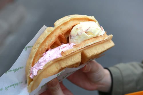 手頃な価格ながらボリューミーなワッフル