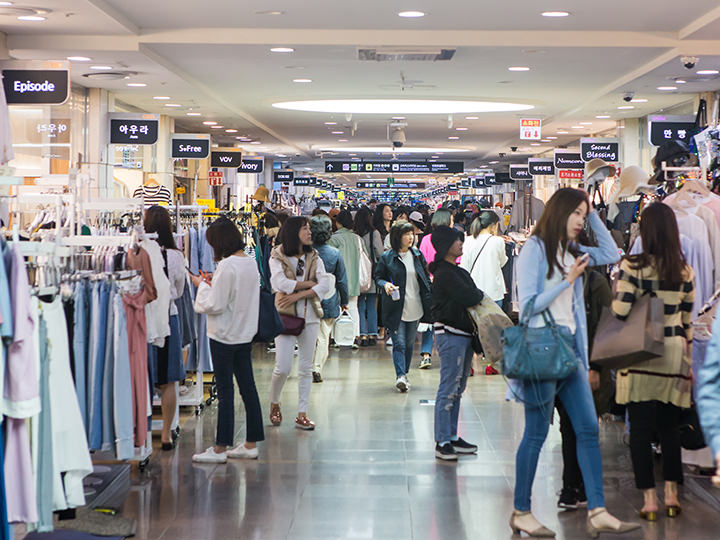 春服が売られている時期の地下街の様子
