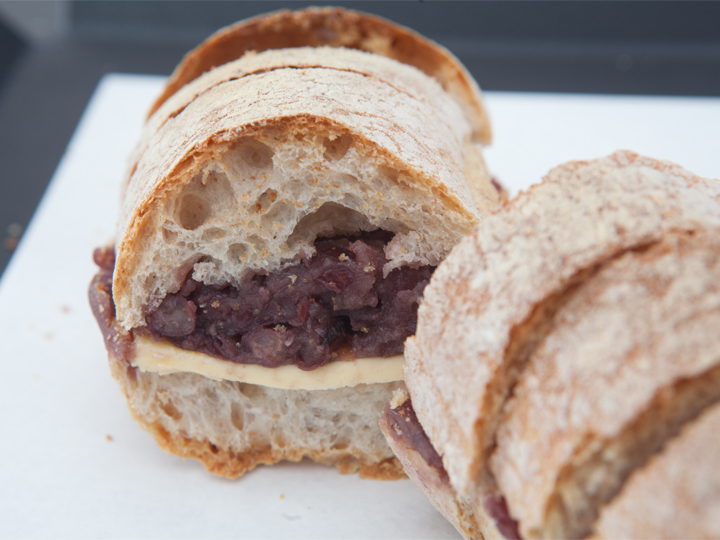 「cafe onion(カフェ・オニオン)」で販売している「BREAD 05」の「あんバターサンド」