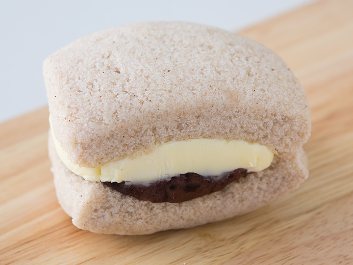 「南城四季市場(ナムソンサゲシジャン)」内にある伝統餅店「民俗トッチッ」の「あんバター餅」