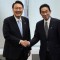 ニューヨークで日韓首脳が握手