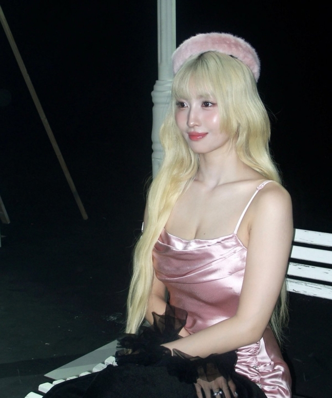 TWICEのモモ、金髪にピンク色のスリップドレス姿を公開 | 韓国の芸能