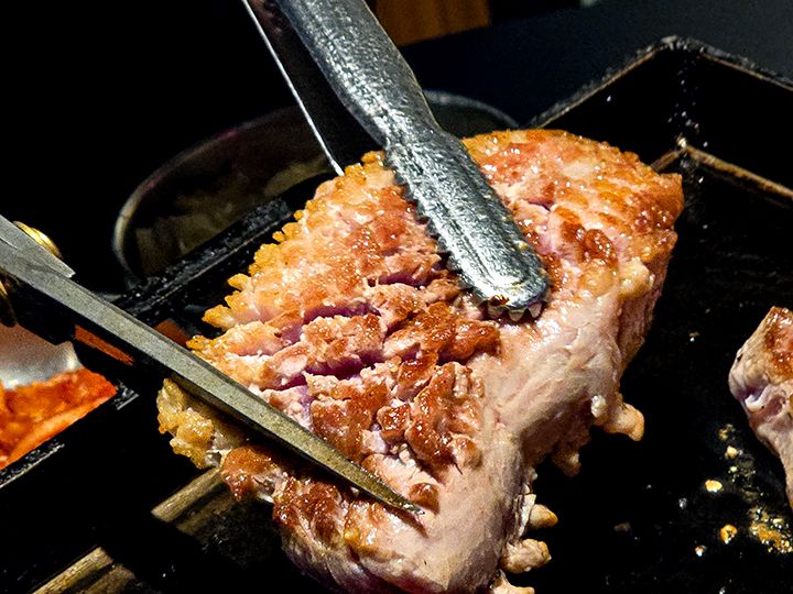 「芳荑豚家(パンイトンガ)」のサムギョプサル