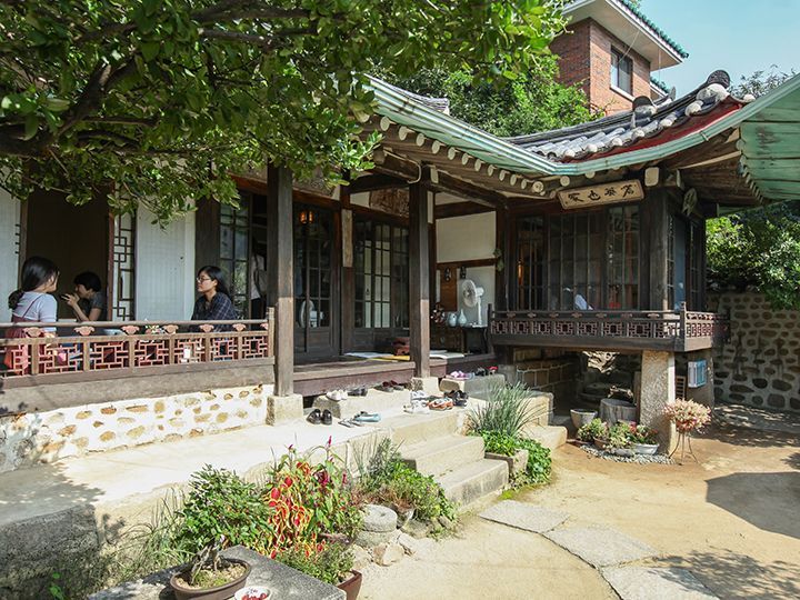 パク・ボヨンが演じるキム・ムビの師匠の自宅は、伝統茶屋「寿硯山房」が使われた