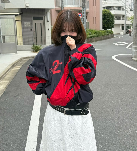 赤色＋数字2」ジャンバーを着たところ…ガールズグループaespaカリナ