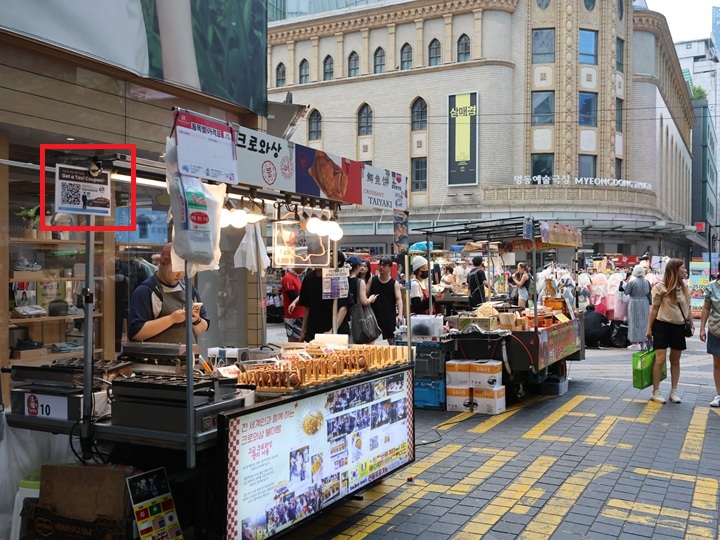 各屋台に掲示してあるQRコードからアプリをダウンロード