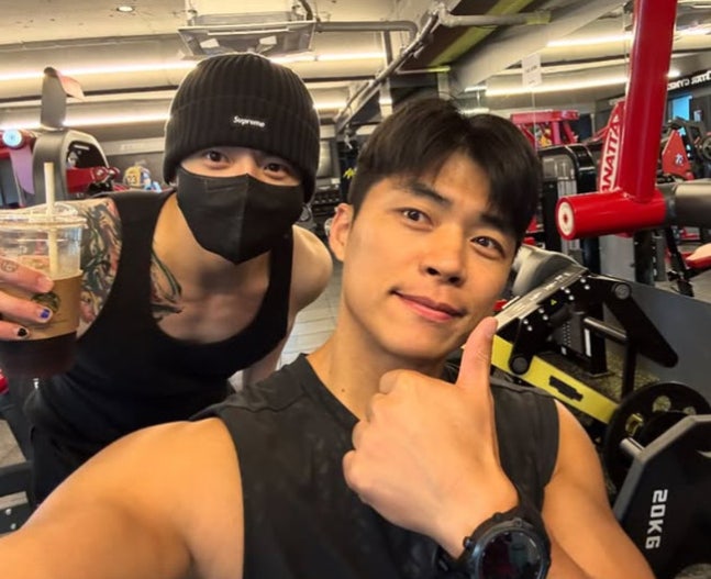 BTSのジョングク、ジムでの近況を公開…肩の新しいタトゥーが話題に