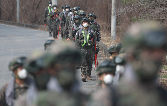 韓国軍の兵力、6年間で56万人から45万人台に急減…師団級17部隊
