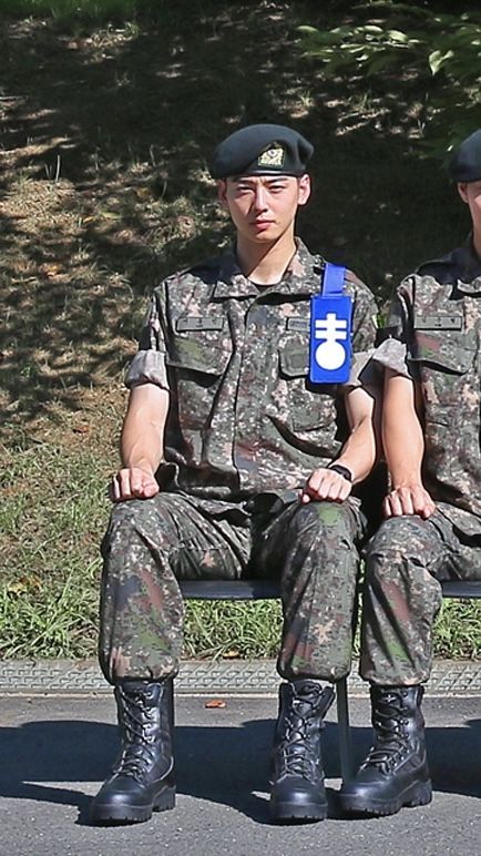 軍隊に入隊したチャ・ウヌ、初の近況…軍服でも隠せない美貌 | 韓国の