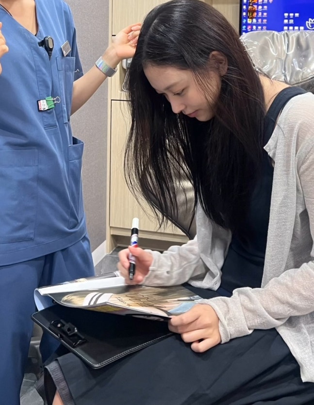 20歳になったNewJeansヘリン、近況を捕捉…歯科医院でサインする姿