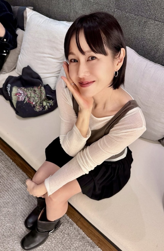 俳優ヒョンビンの腕を掴んで寄りかかった女優ソン・イェジン…超密着の