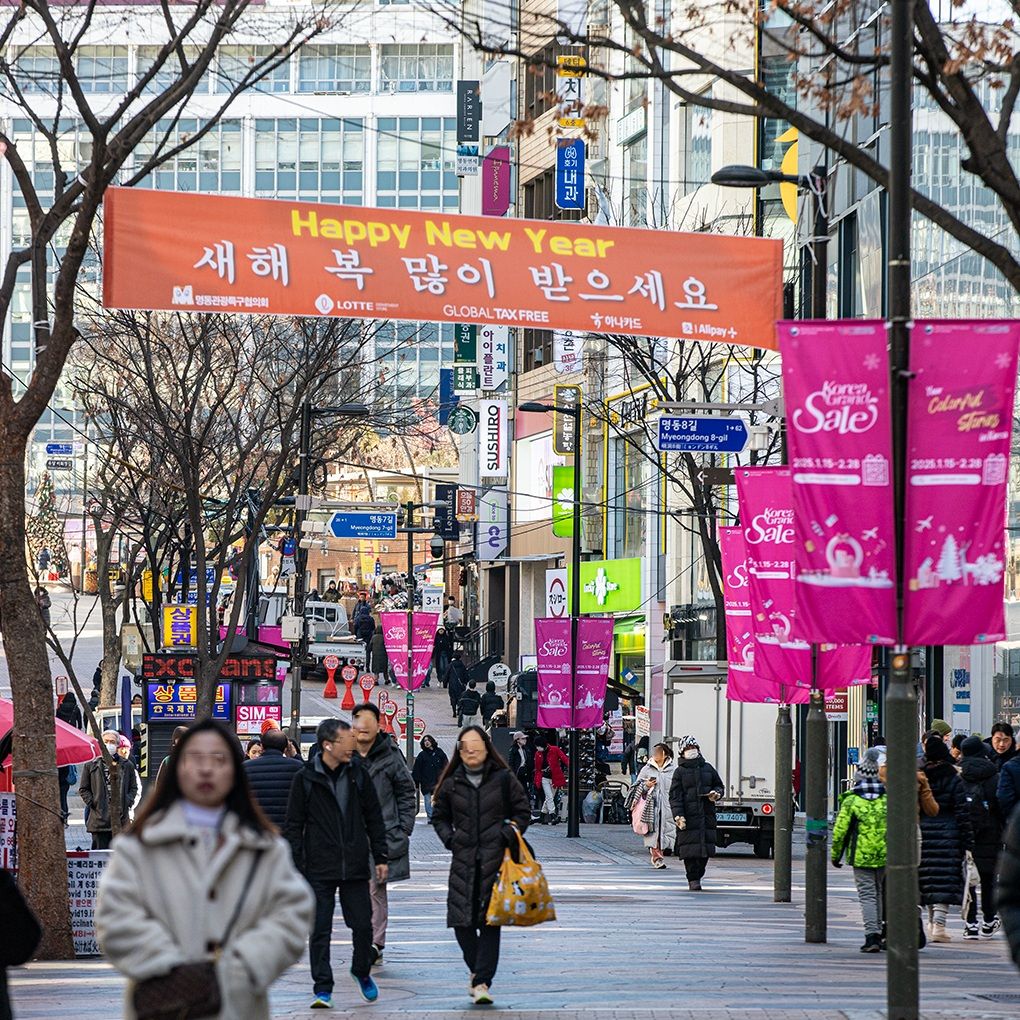 2025年1月の様子。ピンクののぼり旗がはためく。