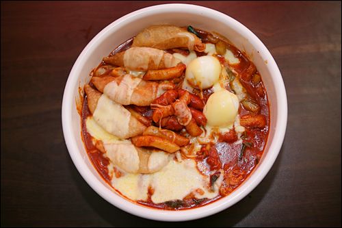 辛いがくせになる味わいの「猟奇トッポッキ」