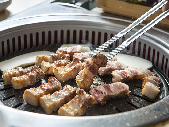 人気韓国グルメ「サムギョプサル(豚の三枚肉)」は脂と身のバランスが絶妙でジューシー