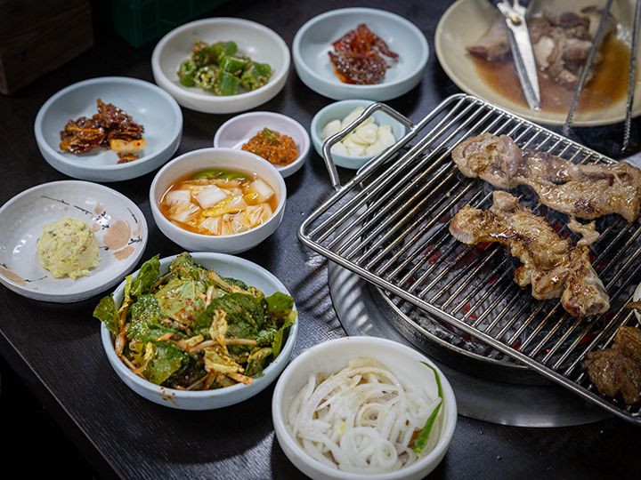 「プイル炭火カルビ」のテジカルビ(豚カルビ)は、タレがたっぷり染み込み柔らかく食べやすい