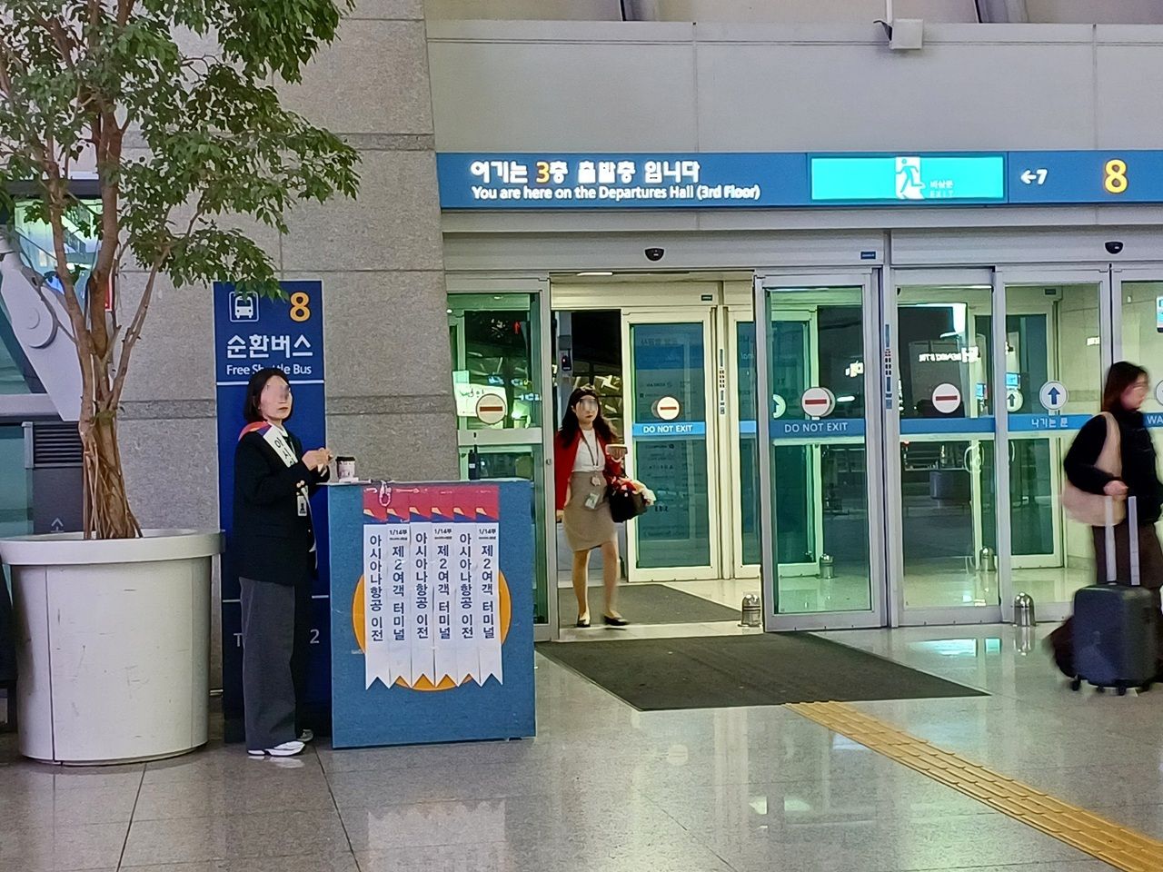 第１ターミナルで案内をするアシアナ空港職員