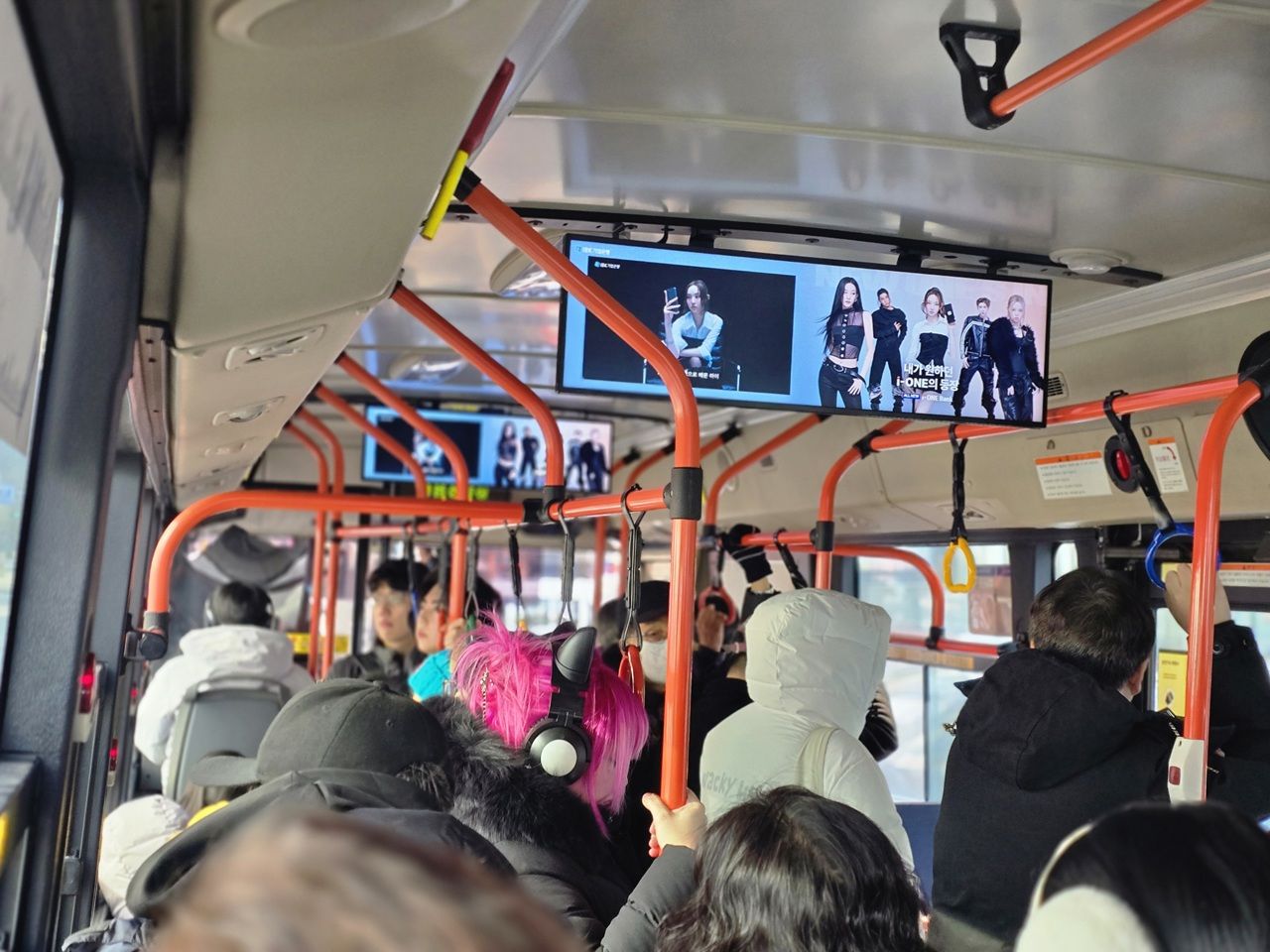 混み合う無料シャトルバス車内