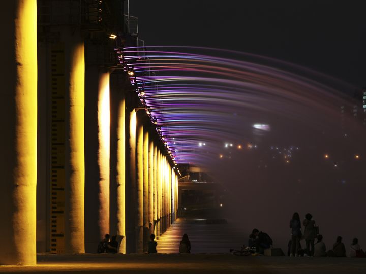 夜にはカラフルな噴水ショーを鑑賞できる「盤浦漢江公園」