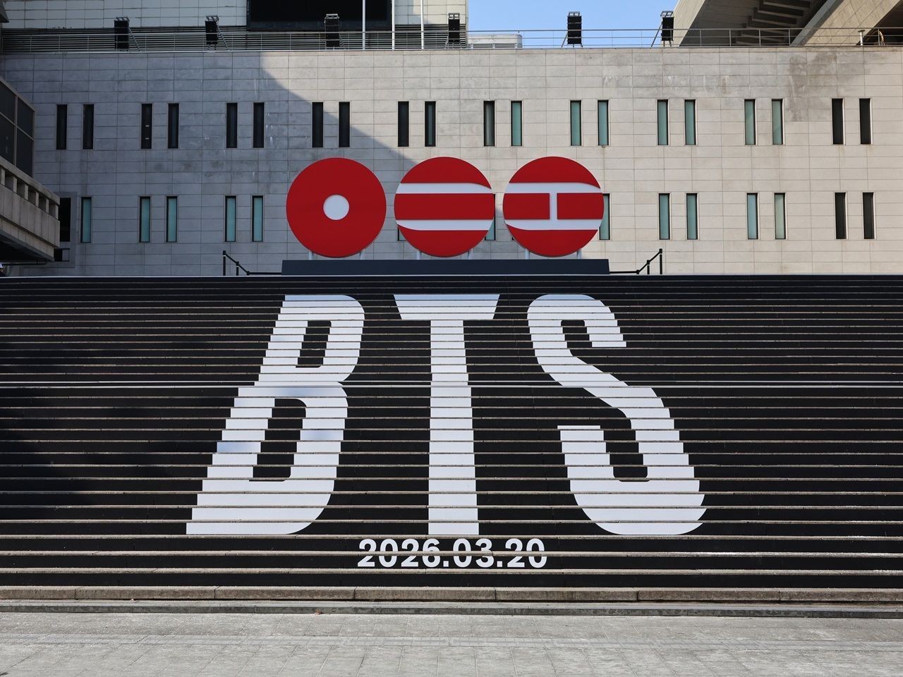 BTS新譜のロゴの造形物が設置された世宗文化会館
