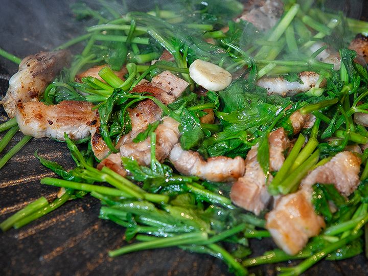 韓国で人気のセリと一緒に食べる「ミナリサムギョプサル」