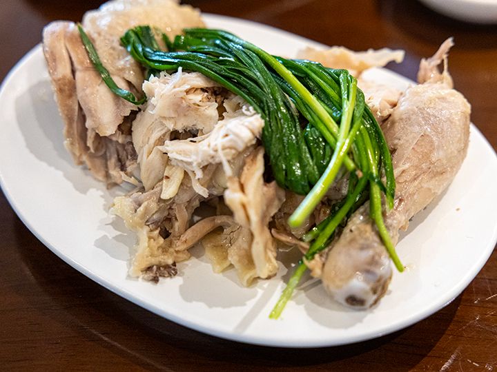 「無垢屋」で食べる北朝鮮式の参鶏湯は鶏肉とスープが別々で提供される。
