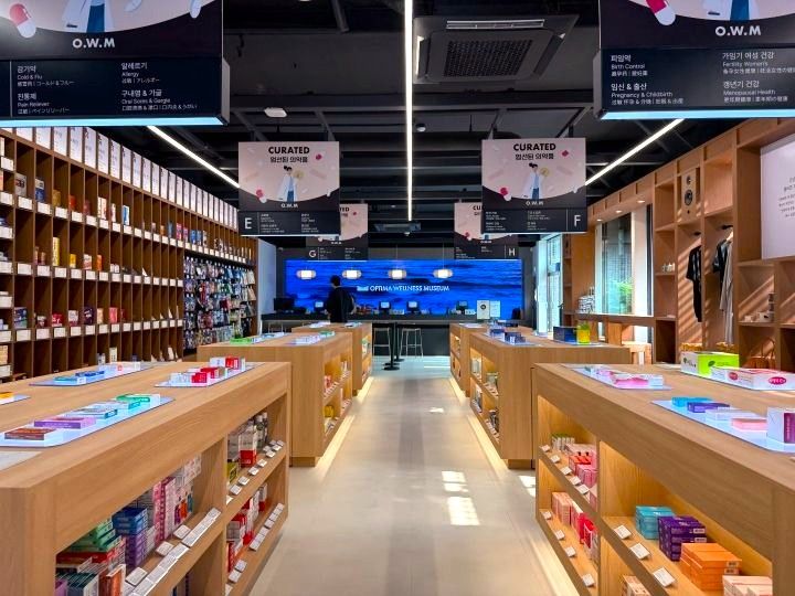 「OWM薬局」では薬だけでなく、豊富な肌ケアアイテムも勢ぞろい。