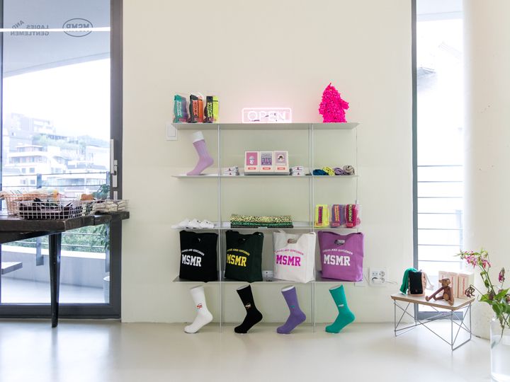 「MSMR」では靴下だけでなくバッグや帽子などの雑貨も取り扱っている。