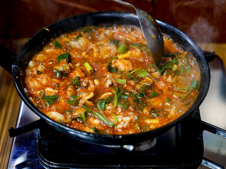 テナガダコ、ホルモン、小エビのぷりぷり触感が楽しめるピリ辛鍋「ナッコプセ」