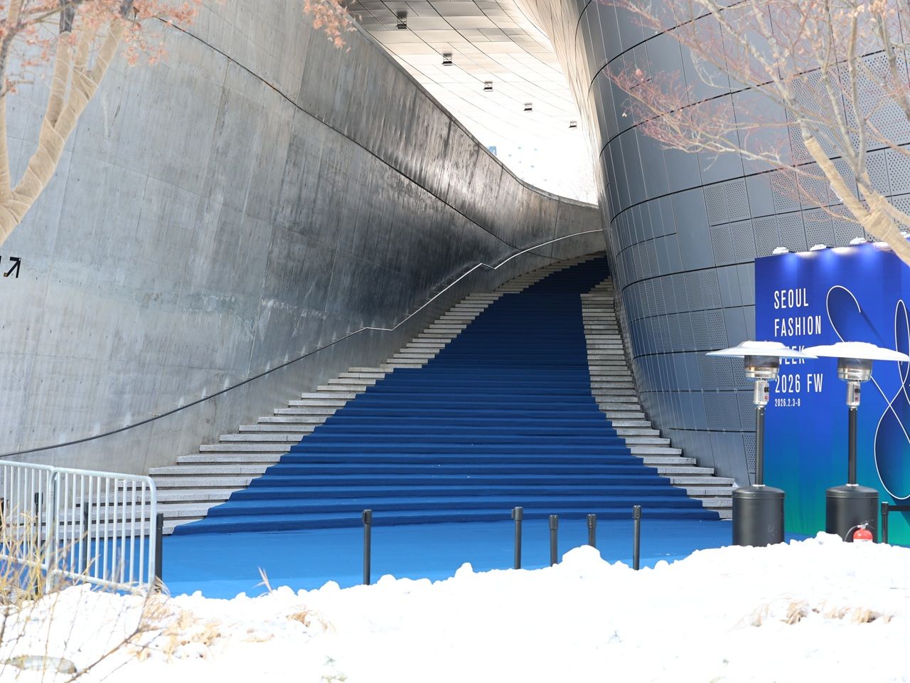 ショーを控え静かなフォトウォール